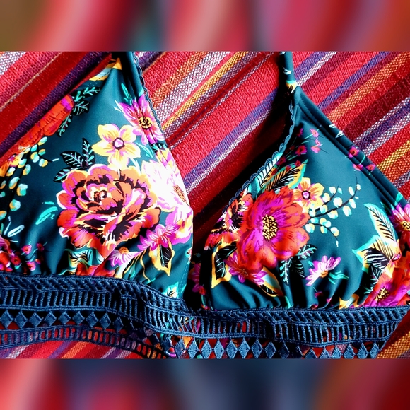 M - Exhilaration Bikini Top - Picture 2 of 9